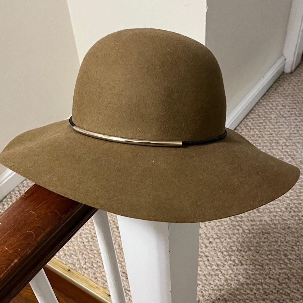 NWT Nine West 100% wool fedora. Leather cord and metal detail. Crown is 23.5".